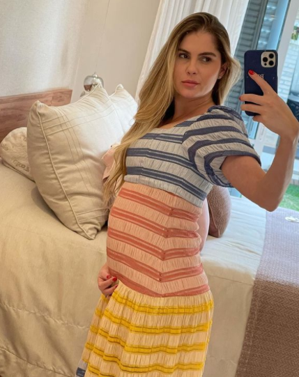 B Rbara Evans Acusada De Estufar A Barriga Em Fotos E Rebate