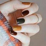 Rainbow nails: a tendência de nail art para 2021 (Foto: Pinterest)