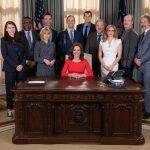 Veep: Na série, a ex-senadora Selina Meyer, vivida pela atriz Julia Louis-Dreyfus, descobre que ser vice-presidente dos Estados Unidos não é nada do que ela esperava. Em vez de se dedicar à política de alto nível, Meyer passa a maior parte de seu tempo envolvida em eventos diversos e comprometida com sua imagem na mídia (Foto: Reprodução)