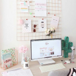 Os quadros aramados ou de cortiça são ótimos para decorar e organizar o ambiente. Você pode colocar fotos, lembranças, recados e post-its importantes. (Foto: Reprodução/ Pinterest)