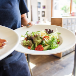 Evite comer fora de hora - Comer em horários diferentes prejudica o apetite das crianças. Uma dica importante é estabelecer horários para as principais refeições. (Foto: Unsplash)