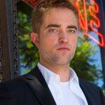 Robert Pattinson - O ator, modelo e músico britânico, conhecido por seu papel na saga Crepúsculo, também já falou sobre sua timidez e sobre sua dificuldade para dar entrevistas. “Acho que sou muito tímido e também gosto de fazer coisas em que tenho um pouco de tempo para pensar antes de falar”, ao explicar que diz o que lhe vem à mente e isso pode lhe trazer problemas mais tarde. (Foto: IMDb)