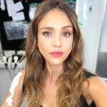 Jessica Alba - A atriz, modelo e empresária americana compartilhou que não se sente confortável sendo o centro das atenções quanto pode parecer. “Não gosto de ser o centro das atenções”, disse Alba. “Eu sou tímida”, acrescentou dizendo que fazer comédia a ajuda a “sair da concha”. (Foto: Instagram)