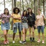 Keyla, Ellen, Tina, Lica e Benê são um grupo de amigas de Malhação Viva A Diferença. Elas vivem diversas aventuras e enfrentam problemas da vida real, como gravidez na adolescencia, uso de drogas, homofobia e capacitismo. (Foto: Reprodução/ Globo)