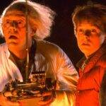 “De Volta Para o Futuro” - Marty McFly viaja no tempo em um carro modificado em um experimento do cientista Doc Brown. Preso em 1950, Marty precisa ajudar a versão jovem de seus pais a se apaixonarem e voltar para o presente a tempo de salvar o cientista! (Foto: Divulgação)