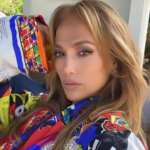 Jennifer já passou por dificuldades financeiras no começo de sua carreira, sua mãe não tinha dinheiro para investir em suas aulas de dança (Foto: Instagram/ @jlo)