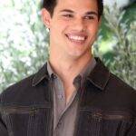 Taylor Lautner (Agosto a Dezembro de 2009) (Foto: Reprodução/ Pinterest)