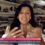 “Fui guardando sotaques, gestos, a toalhinha [...] Essa é minha homenagem e meu agradecimento a todas essas mulheres guerreiras, que não desanimam”, afirmou Regina Casé. (Foto: Reprodução/ Globo)