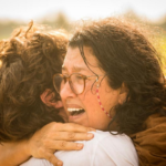 Danilo encontrou Lurdes em cena emocionante de "Amor de Mãe". (Foto: Reprodução/ Globo)