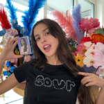 Aos 17 anos, Olivia Rodrigo se tornou a cantora mais jovem a atingir o topo da Billboard Hot 100. (Foto: Instagram)