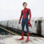 Homem-Aranha: De Volta ao Lar - Depois de lutar ao lado dos Vingadores, chegou a hora do jovem Peter Parker voltar para casa em Nova York ao lado de sua tia May. Sob o olhar atento do mentor Tony Stark, Peter começa a abraçar sua nova identidade como Homem-Aranha e combate diariamente pequenos crimes nas redondezas. Ele acredita que encontrou a missão de sua vida quando o terrível vilão Abutre surge ameaçando a cidade. O problema é que a tarefa não será tão fácil como ele imaginava. (Foto: Divulgação)