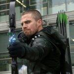 Arrow: Após um violento naufrágio, o playboy milionário Oliver Queen é dado como morto. Cinco anos depois, é resgatado de uma ilha do Pacífico e enviado de volta para Starling City, onde passa a agir como vigilante secreto. (Foto: Divulgação)