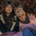 Alexa & Katie - As amigas Alexa (Paris Berelc) e Katie (Isabel May) aguardam ansiosamente o início do ano letivo para, enfim, entrar no Ensino Médio. Mas tudo se complica quando Alexa descobre que está com câncer e precisa encarar o tratamento. (Foto: Pinterest)