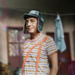 No México, o nome de Chaves era “El Chavo del Ocho”. Isso porque inicialmente o programa passava no canal 8, que, mais tarde, mudou de frequência e virou canal 9. O nome passou a ser justificado dentro da série pelo número do apartamento em que Chaves morava. (Foto: Pinterest)