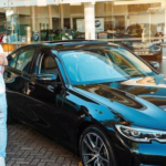 Rezende presenteia o pai com um carro de luxo (Foto: Instagram)