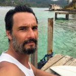 O ator Rodrigo Santoro começou a cursar medicina na Pontifícia Universidade Católica, a PUC, no Rio de Janeiro. No entanto, ele abandonou o curso por não conseguir conciliar a carreira artística com as aulas. (Foto: Instagram)