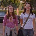 Gilmore Girls: Em uma pequena cidade que mistura sonhadores, artistas e pessoas comuns, este drama multigeracional sobre família e amizade gira em torno da relação de Lorelai Gilmore e sua filha, Rory. (Foto: Divulgação)