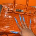 Seu presente foi essa Hermès Birkin laranja (Foto: Instagram @iamcardib)