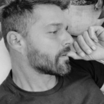 Ricky Martin – O cantor iniciou sua carreira aos 8 anos de idade, mas só declarou abertamente a sua se*ualidade em 2010, aos 38 anos de idade (Foto: Reprodução/ Instagram)