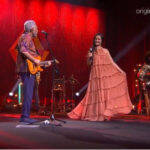 Ao participar de uma live cantando com Gilberto Gil (Foto: Globoplay)