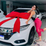 A ex-BBB Vivian Amorim e seu primeiro carro (Foto: Instagram)