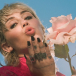 Miley Cyrus continua lançando álbuns e fazendo sucesso musical (Foto: Instagram)