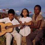 Orfeu Negro, (1959) - A trágica história romântica entre a jovem Eurídice e o motorista e músico Orfeu. Os dois se conhecem durante o carnaval no Rio de Janeiro e se apaixonam, mas Orfeu tem uma noiva ciumenta. De acordo com a antiga lenda, o amor do casal é acompanhado de perto pela morte, e ele será capaz de descer aos infernos para salvar a sua grande paixão. (Foto: Divulgação)