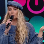 Adriane Galisteu aproveitou a interação com os internautas ao vivo na última quarta-feira, 23. (Foto: RecordTV)