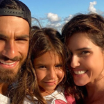 Deborah Secco publicou cliques divertidos da filha Maria Flor, de 5 anos, nas redes sociais. (Foto: Instagram)