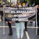 Grande amiga de Paulo Gustavo, Mônica Martelli se emocionou ao participar da manifestação contra o presidente Jair Bolsonaro no sábado. A atriz foi à Avenida Paulista, em São Paulo, e levou um cartaz lembrando da morte do ator. (Foto: Instagram)