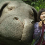 Okja - O filme narra a aventura de uma jovem chamada Mikha e de Okja, uma suína gigante que foi geneticamente modificada e que é a sua melhor amiga. Quando uma poderosa corporação tenta caçar o animal, para ganhar dinheiro com ele, a pobre Mikha tem que fazer de tudo para proteger a sua companheira (Foto: Divulgação)