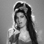 No Grammy de 2008, Winehouse se tornou a primeira artista feminina britânica a ganhar cinco prêmios Grammy na mesma cerimônia. Entre as vitórias, a cantora arrematou Gravação do Ano e Música do Ano (ambas por "Rehab") e Artista Revelação. Seu recorde só foi quebrado em 2012, quando Adele (também britânica) ganhou seis prêmios (Foto: Instagram)