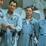 Apollo 13 - Do Desastre ao Triunfo: Em 1970, a NASA envia à Lua um novo grupo de astronautas na missão Apollo 13. Porém, já no espaço, um tanque de oxigênio explode. Com o acidente, os astronautas Jim Lovell, Jack Swigert e Fred Haise não conseguem seguir sua rota, correndo o risco de ficar sem oxigênio e energia suficientes para voltarem à Terra. Agora, a equipe a bordo e a equipe em terra firme correm contra o tempo para consertar a nave. (Foto: Divulgação)