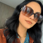 Camila Mendes - A atriz, famosa pelo papel de Veronica Lodge em "Riverdale", nasceu nos Estados Unidos, mas é filha de pai e mãe brasileiros. Ela chegou a morar no Brasil por um ano, quando tinha 10 anos. Camila fala português e vem visitar a família, que mora em Brasília, com frequência. Além de postar uma foto com a camisa verde e amarela na Copa do Mundo de 2018, a atriz sempre compartilha um pouquinho da rotina de sua família brasileira quando está aqui (Foto: Instagram)