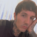 Oliver Sykes, da banda Bring Me The Horizon, se casou com uma brasileira e se apaixonou por ela e pelo país. Ele amou tanto o Brasil que comprou uma casa por aqui e ainda se naturalizou brasileiro, e tem CPF e tudo! (Foto: Instagram)