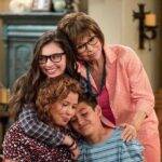 One Day at Time é uma série de TV norte-americana produzida originalmente pela Netflix. A história acompanha uma família cubano-americana que tenta levar a vida após o divórcio dos pais, enquanto ganha o apoio e a ajuda de Schneider, filho do dono do edifício que trabalha como síndico do prédio em que vivem. (Foto: Netflix)