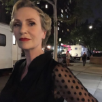 Jane Lynch - A eterna Sue Sylvester, da série ‘Glee’, é surda do ouvido direito. (Foto: Instagram)