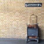 Os pais de J.K., Peter John Rowling e Anne Volant, conheceram-se na King’s Cross Station, a estação na qual Harry Potter tem de achar a plataforma 9 e 3/4. (Foto: Unsplash)