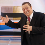 Raul Gil, de 83 anos, se emocionou ao retomar as gravações no SBT. (Foto: SBT)