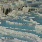 Com um nome que significa “Castelo de Algodão”, Pamukkale na Turquia é mais um dos destinos que encantam pessoas do mundo todo. (Foto: Pixabay)