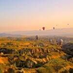 A Capadócia fica no meio da Turquia, numa região chamada Anatólia Central. O destino famoso por suas paisagens, pode te levar a experiência de estar num local que parece um verdadeiro contos de fadas. (Foto: Pixabay)