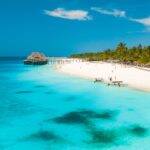 Localizadas na costa leste da África, Zanzibar são duas pequenas ilhas paradisíacas. Com um mar calmo de águas claras e com a areia bem branca, o local chama a atenção pela sua incrível beleza natural. (Foto: Unsplash)