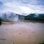 O Lago Nyos, em Camarão, fica em cima de um vulcão ativo. O que gera dióxido de carbono na área do lado, e pode asfixiar uma pessoa (Foto: Pinterest)