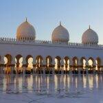 A Mesquita Sheikh Zayed fica localizada em Abu Dhabi, sendo considerada uma das mais belas obras dos Emirados Árabes Unidos. O lugar luxuoso é feito todo de mármore com detalhes em ouro (Foto: Pixabay)