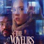 “The Voyeurs”, novo filme da Amazon que mistura suspense e sedução, estreia no dia 10 setembro. Na trama Pippa (Sweeney) e Thoms (Smith), se mudam para um apartamento. Através da janela do novo lar, eles passam a observar a vida amorosa dos vizinhos. Logo começam a querer se envolver na relação e tudo se torna uma grande obsessão. (Foto: Divulgação/ Amazon Prime)