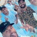 Neymar também postou um clique com a influencer, mas ao contrario dela, seu registro era mais discreto e cercado de diversos amigos (Foto: Instagram)