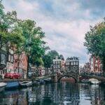 Amsterdam, um dos destinos mais procurados da Holanda, é repleta de locais fascinantes e chama a atenção por sua arquitetura histórica do século XVI. (Foto: Pexels)