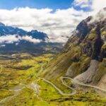 Considerada “a pior estrada do mundo”, o Camino a los Yungas liga a região de Los Yungas a La Paz, capital da Bolívia. A Estrada da Morte, como também é conhecida, foi aberta em 1930 na lateral de imensas cordilheiras bolivianas, chegando a mais de 4 mil metros de altura. A via de mão única tem 65 quilômetros de extensão é extremamente estreita, variando entre 4 e 7 metros de largura. De dentro dos carros, o que se vê é: de um lado a montanha, do outro, o vazio do abismo. (Foto: Instagram)