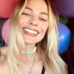 Margot Robbie começou a trabalhar aos 10 anos em restaurante. Além disso, ela também trabalhou em uma farmácia e um escritório antes da fama. (Foto: Instagram)