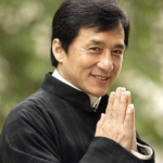 Por muitos anos, Jackie Chan sofreu várias lesões físicas durante a gravação de filmes, afetando a pélvis, os quadris, os dedos, as pernas, o rosto, o pescoço, os tornozelos e as costelas. É por isso que muitas seguradoras se recusam prestar serviço ao ator e a sua equipe de dublês, o que faz com que Chan tenha de pagar todas as suas contas médicas pessoalmente. (Foto: Divulgação)